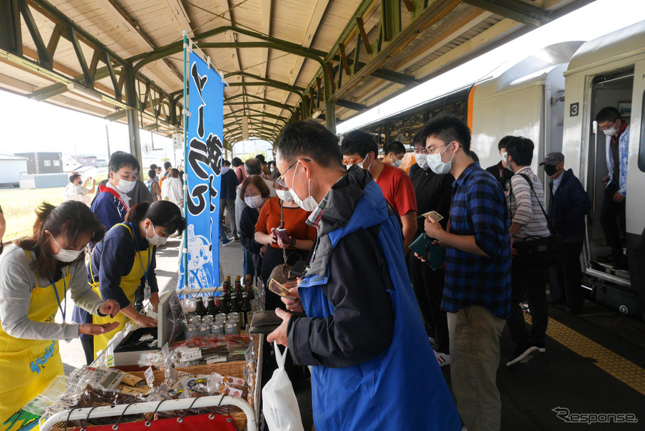 2021年9月、ほぼ満席状態の臨時特急『ニセコ』が余市駅に到着した時の様子。ご当地の物産を買い求めようと、ホームの臨時売店は大勢の乗客で賑わった。