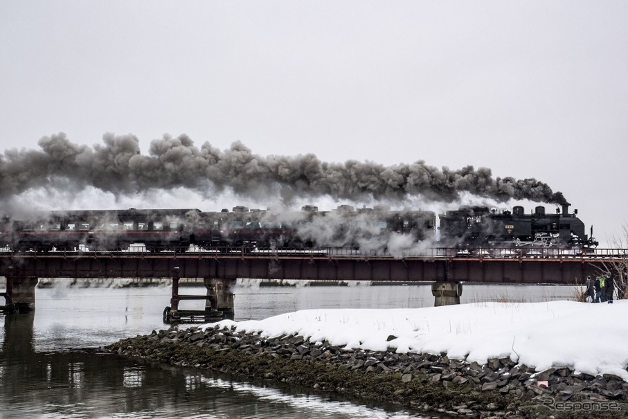 釧路川を渡る標茶行きの『SL冬の湿原号』。根室本線釧路～東釧路。2015年3月8日。