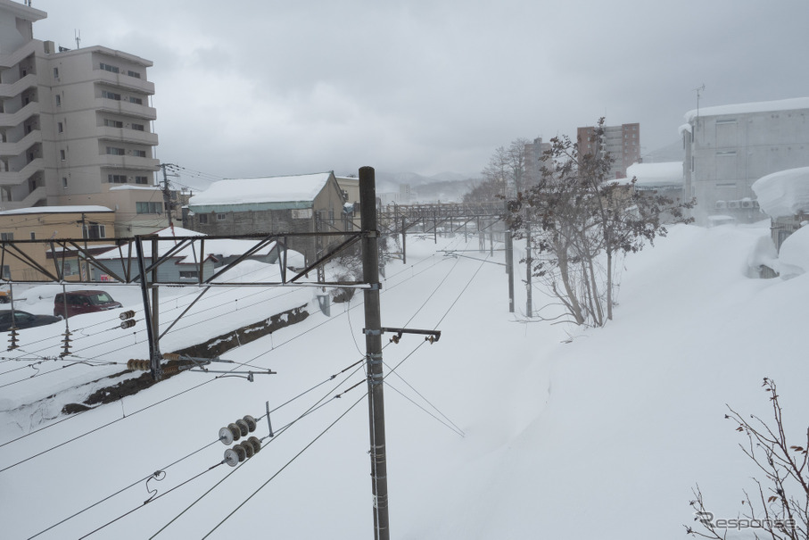 線路がまったく見えなくなった函館本線小樽駅の札幌方。暴風雪は依然続いており、2月22日も小樽駅からの札幌方面は始発から運休となる。2022年2月21日。