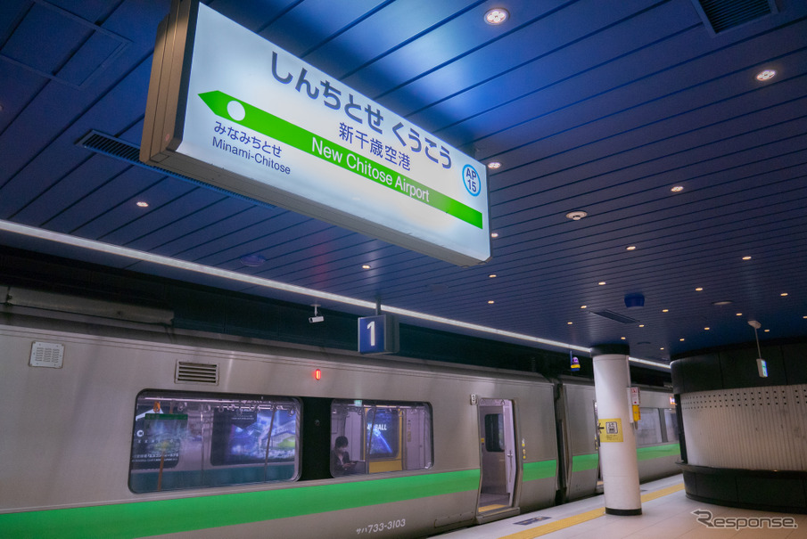 新千歳空港駅で発車を待つ快速「エアポート」。2021年10月3日。
