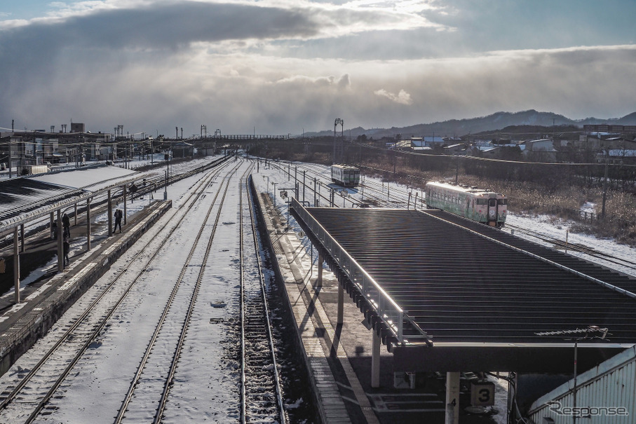 長万部駅の構内。噴火湾は左手に広がる。2019年12月28日。