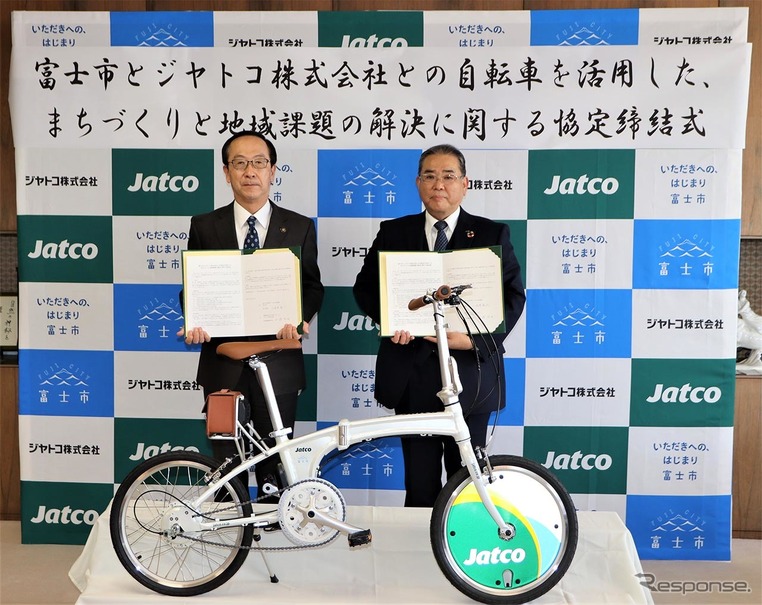 小長井義正 富士市長（左）とジヤトコ 佐藤朋由社長（右）