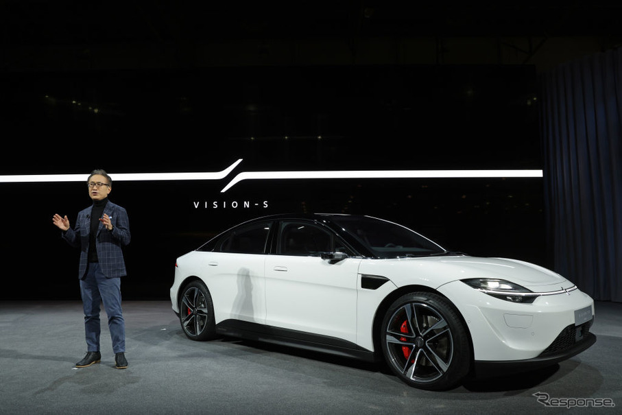 ソニーが開発したEV、VISION-S 01と吉田社長（CES 2022）