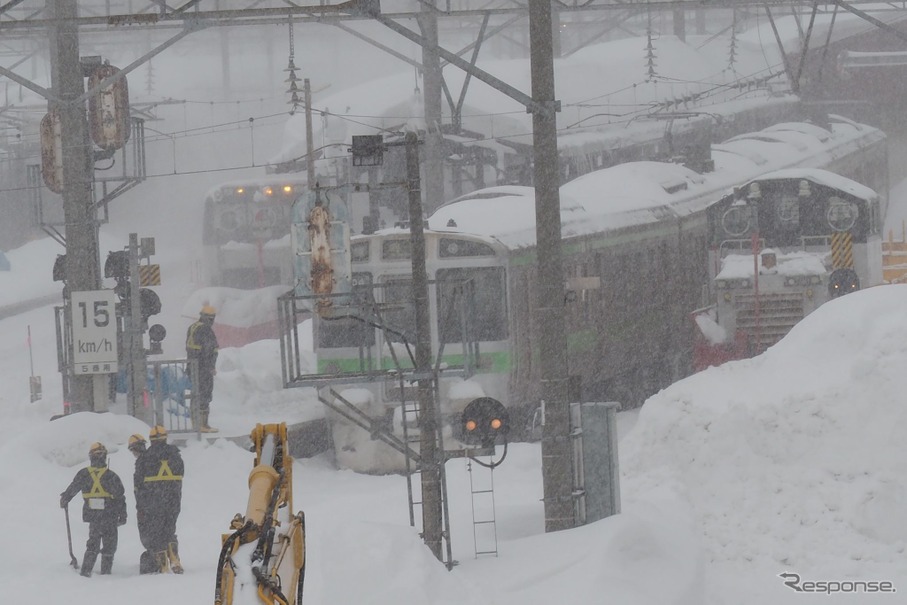人力とモロの併用で除排雪作業が進められていた函館本線小樽駅構内。2022年2月22日。