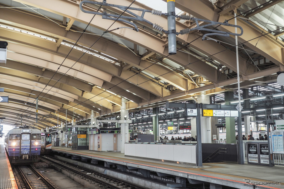 現在の新潟駅在来4番線（左）と在来5番線（右）。5番線の右手は新幹線ホーム。左の115系は3月のダイヤ改正で引退している。2020年1月1日。
