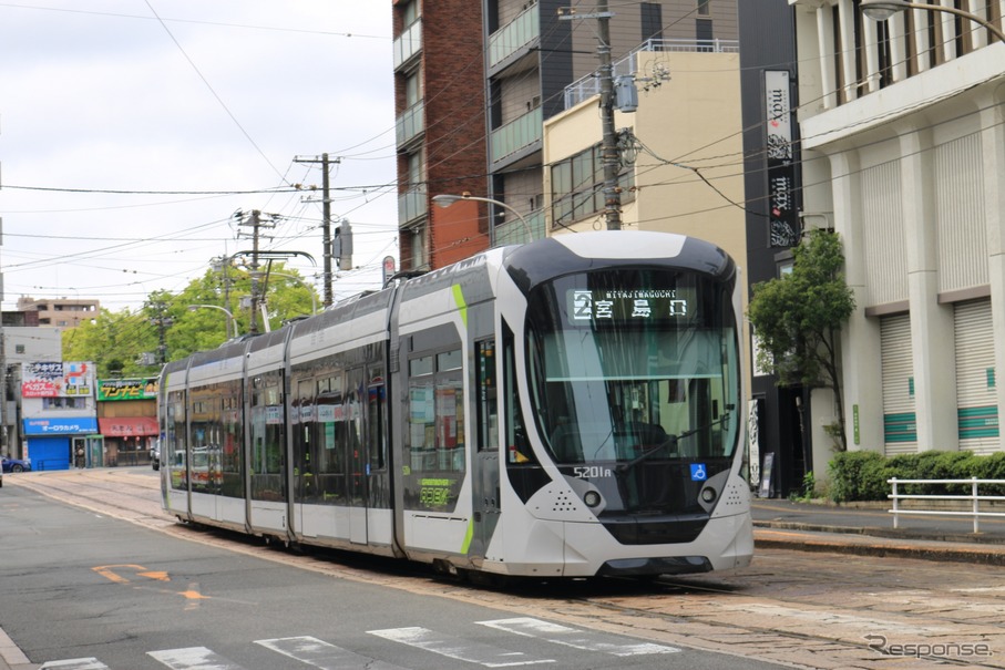 広島電鉄の5200形「グリーンムーバーエイペックス」。