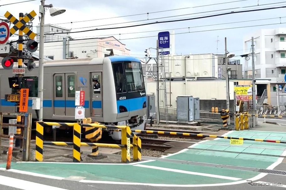 ネーミングライツが付与される小田急小田原線の東海大学前1号踏切。