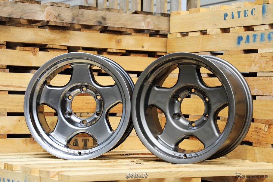ブラッドレーV・16×8.0J（左：ハイパーブラック2,　右：ガンメタリック）