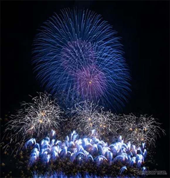 トーヨータイヤのブランドカラーである青色をイメージした花火