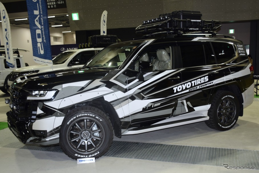 トーヨータイヤのカラーリングを施したランドクルーザー300