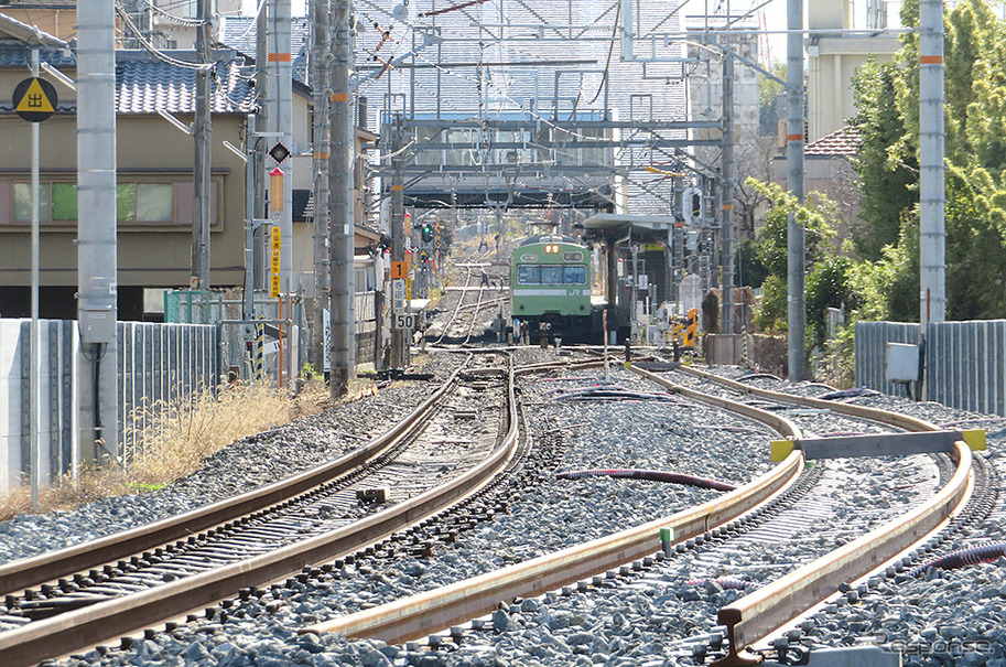 城陽駅（京都府城陽市）付近の複線化工事の様子。正面の車両は3月のダイヤ改正で定期運用から退いた103系通勤型電車。