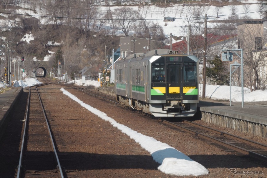 小樽市内の蘭島駅で上り（倶知安方面）列車を退避する下り（小樽方面）列車。2022年4月2日。