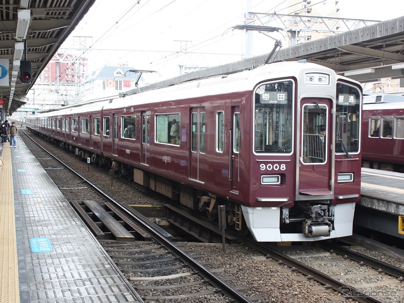 阪急十三（じゅうそう）駅に停車中の9000系。