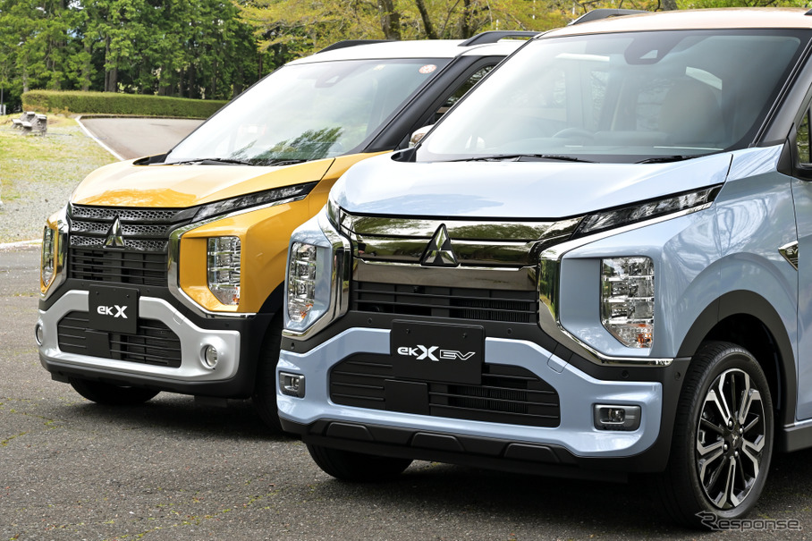 三菱 eKクロスEV（右）とeKクロス（左）