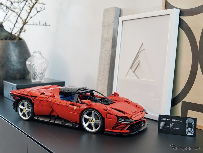 レゴテクニック・フェラーリ・デイトナSP3　(c) 2022 The LEGO Group.