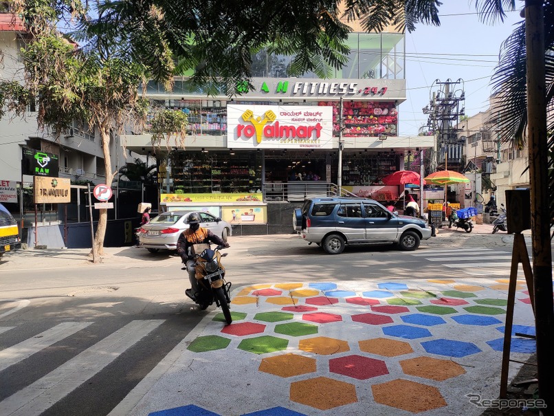 写真註:　ある日突然、カラフルに塗られた交差点。駐車可とも禁止とも、その意図は明らかでない。。。