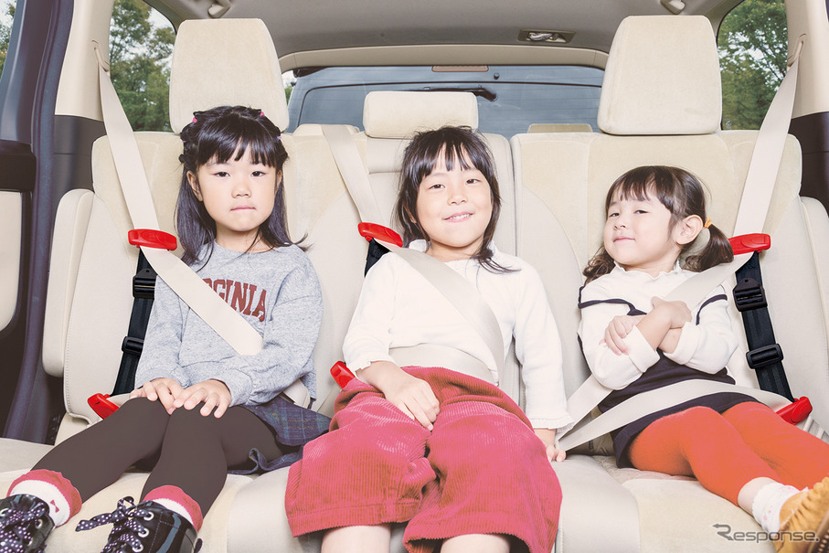 後部座席に子どもが3人乗ることもできる