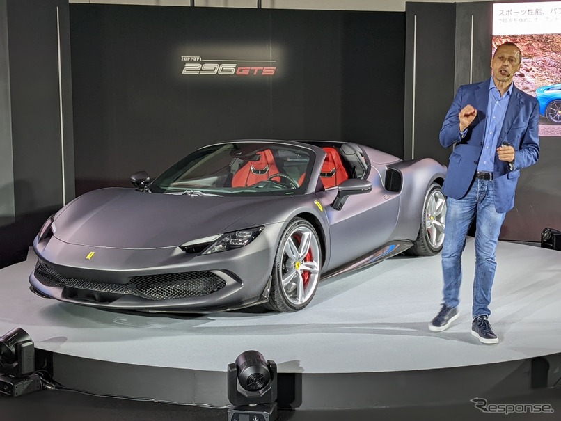 フェラーリ296 GTSについて解説するフェデリコ・パストレッリ社長
