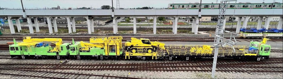 完成した電柱建替用車両。左からバケットを使って電線や電車線金具類の取付け・取外し作業を行なう「電柱用高所作業車」、電柱にあるトロリ線などを支持している金具を仮受する「装柱作業車」、クレーンでコンクリート製電柱を引き抜き、鋼管柱を建植する「電柱建植車」、鋼管柱と撤去したコンクリート製電柱を運搬する「電柱運搬車」。