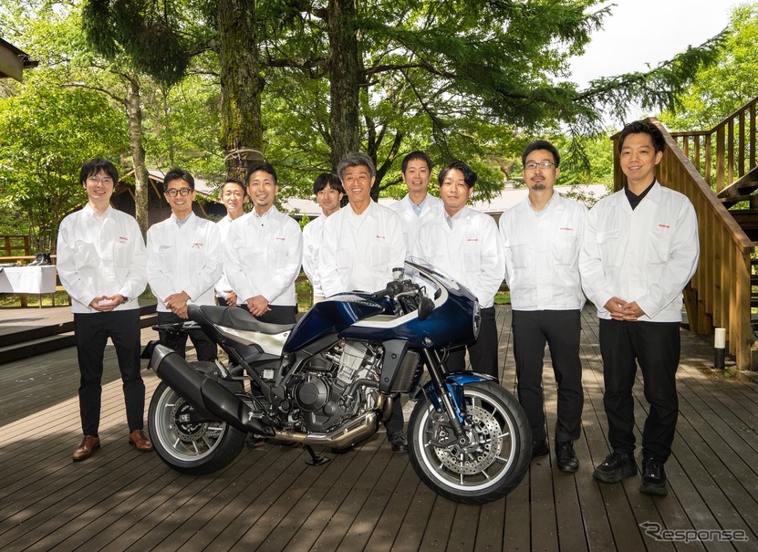 ホンダ ホーク11と開発メンバー
