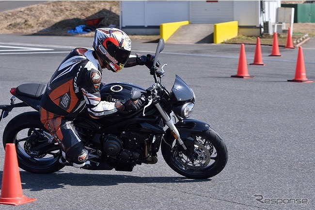 サーキット駐車場での基礎トレーニング