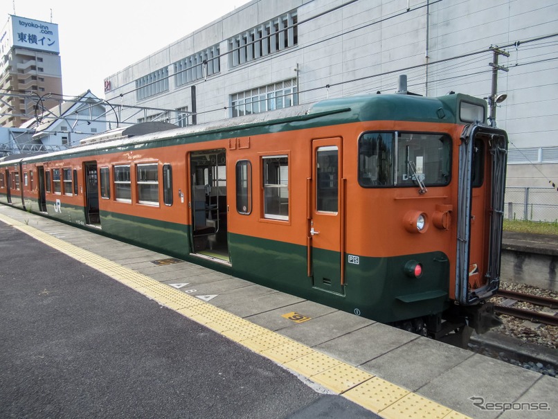 2017年に地域色から湘南色に塗り替えられた岡山電車区の115系300番台D26＋D27の6両編成。車内シート配列は国鉄時代のままとなっている。