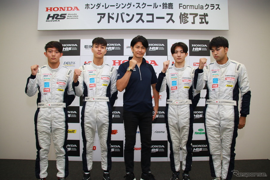 中野信治バイスプリンシパル（中央）と、スカラシップ選考会に進んだ4名（左から清水啓伸、森山冬星、佐藤樹、島影柊麿）