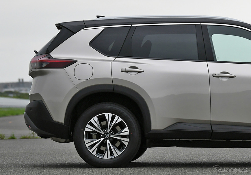 日産 エクストレイル 新型のCピラーには初代からの意匠が受け継がれている。