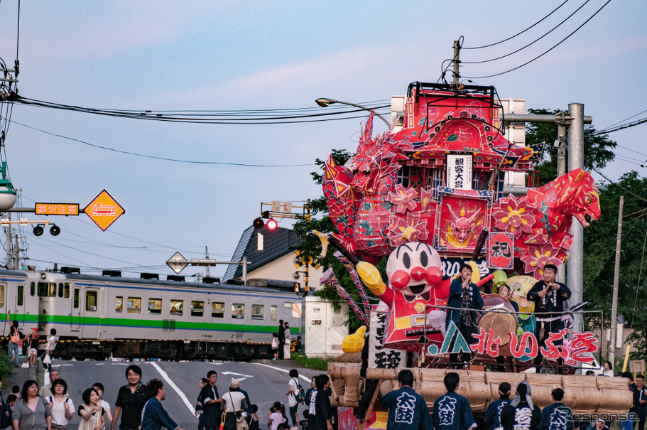 毎年8月末に沼田町で開かれる夜高あんどん祭りでは、留萌本線を走るキハ40形とのコラボレーションも見られた。2011年8月。