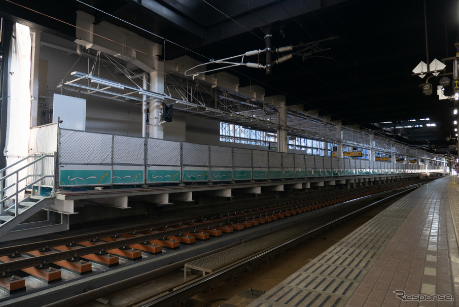 整備が進む札幌駅11番線ホーム。階段2か所、エスカレーター2基、エレベーター1基が設けられる。2022年8月22日。