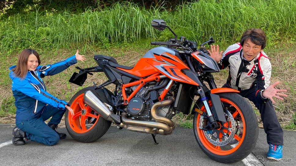 KTM 1290スーパーデュークと小鳥遊レイラ（左）と丸山浩（右）