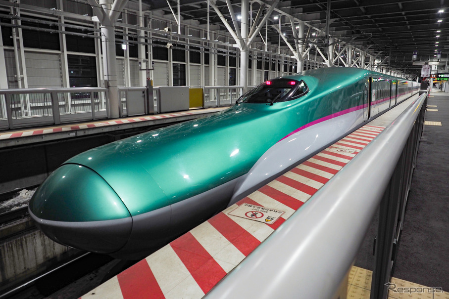 北海道新幹線新函館北斗駅で発車を待つ上りの『はやぶさ』。現行のE5系またはH5系の1編成あたりの定員は723人で、答弁書で示されて年間輸送量の最大値を適用すると、1日あたりの運行本数は26本（13往復）程度。運行時間を6～20時台と仮定すると、札幌延伸時は1時間に1～2本の本数となる計算だ。