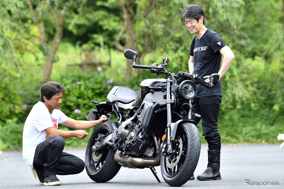 ヤマハ XSR900について語る伊丹孝裕氏（右）と鈴木大五郎氏（左）