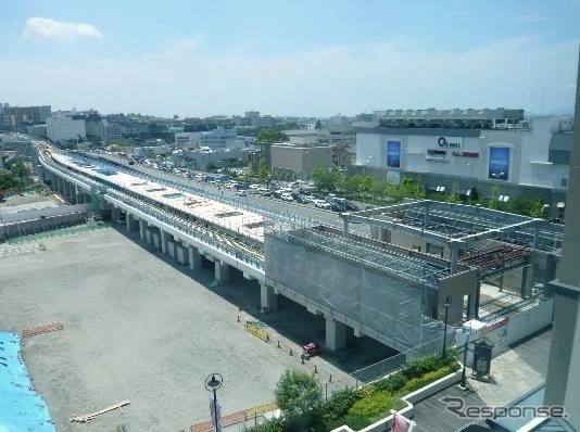 建設が進む延伸区間の終点・箕面萱野駅。11月にはホーム全体を覆う特徴的な上屋設置工事が箕面市により着手される。