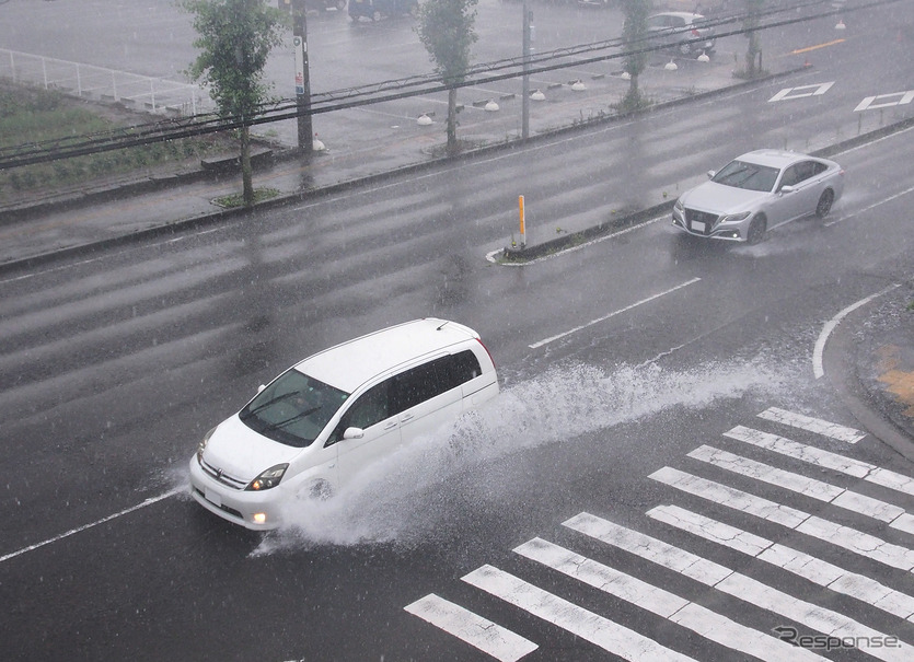 道路が冠水！ そのときクルマが走れる水深は？【カーライフ 社会・経済学】