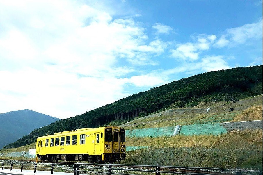 小学生がJR九州内の普通・快速列車を150円で1日乗り降り自由となる「こどもおでかけきっぷ150」。写真は豊肥本線の普通列車（キハ125形）。