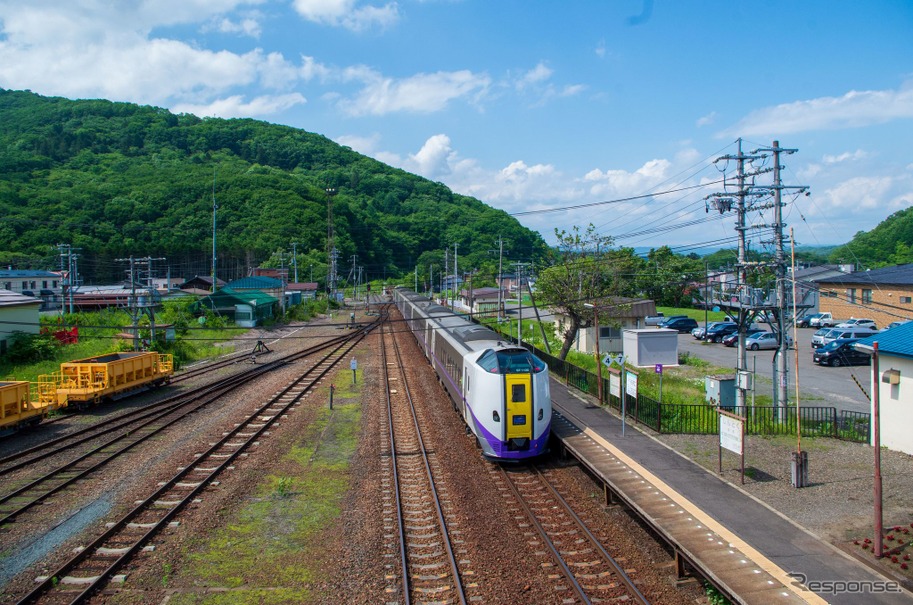 根室本線新得駅と根室本線のキハ261系1000番台特急型気動車。札幌～帯広間など都市間輸送は好調だったが、根室本線帯広～釧路間では新車投入の減価償却費が増え、唯一収支が悪化した。