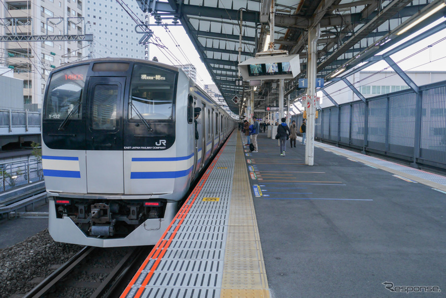 武蔵小杉駅の横須賀線ホーム。2019年12月31日。この右手では下り用ホームの建設が進んでいる。
