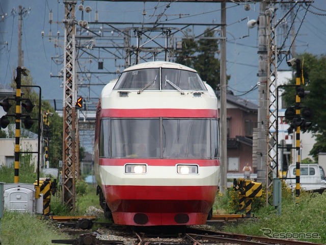 10月22日は特急料金不要、1乗車100円で利用できる長野電鉄の特急『ゆけむり』。