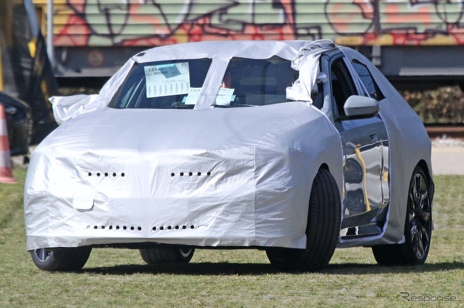 BMW i5 のエントリーモデルと思われる「i5 40」プロトタイプ（スクープ写真）