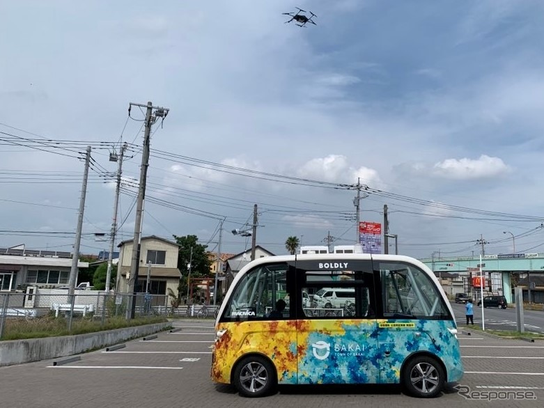 自動運転バスで運ばれた荷物を搭載して飛び立つドローン（道の駅さかい）