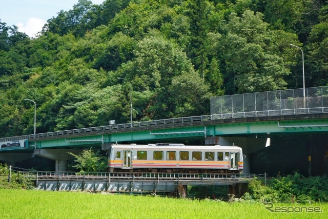 芸備線の普通列車。同線は広島都市圏の下深川～広島間で輸送密度が8000人キロを超えていることから、路線全体の輸送密度は1106人キロとなっているが、全体の7割は1000人キロ以下と厳しい数字が続いている。