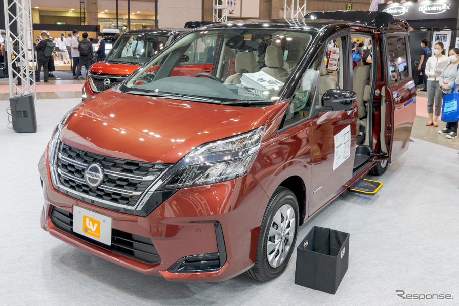 国際福祉機器展の日産ブースにはチェアキャブスロープタイプのセレナが展示されていた。