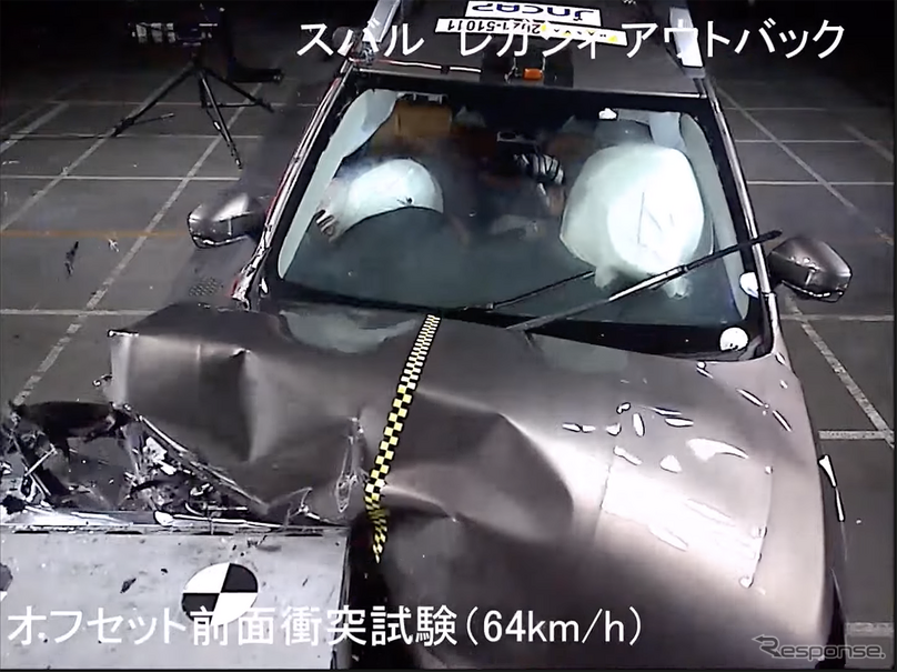 「ナスバ（独立行政法人 自動車事故対策機構）」がYouTubeにて公開している、「自動車アセスメント」にて実施されたスバル・レガシィアウトバックのテスト動画の1シーン。