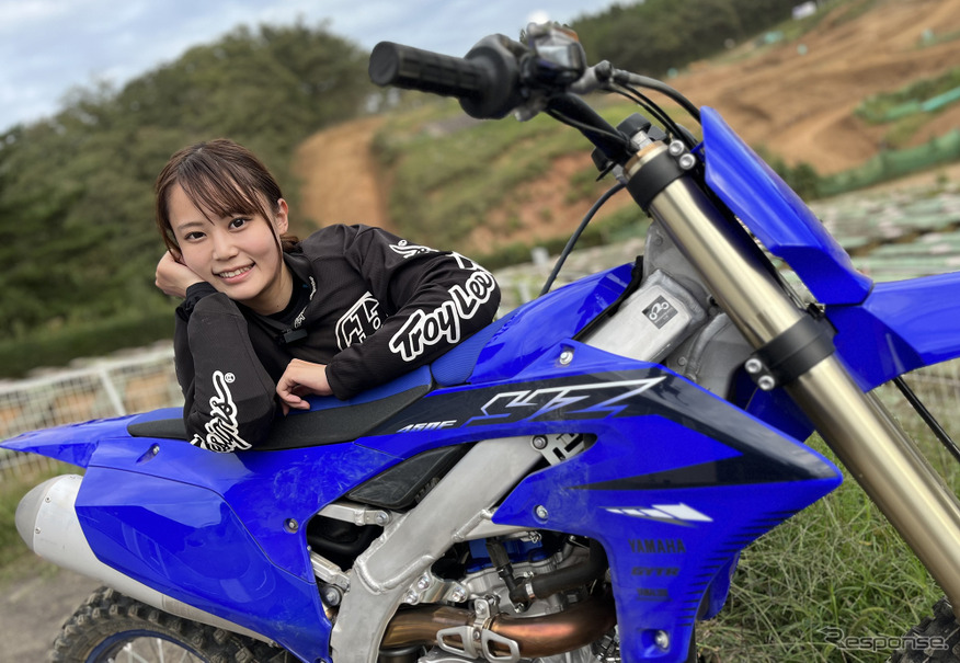 「ことりちゃん」こと小鳥遊レイラとレーサーの丸山浩がヤマハのオフロードモデルを一気乗り！