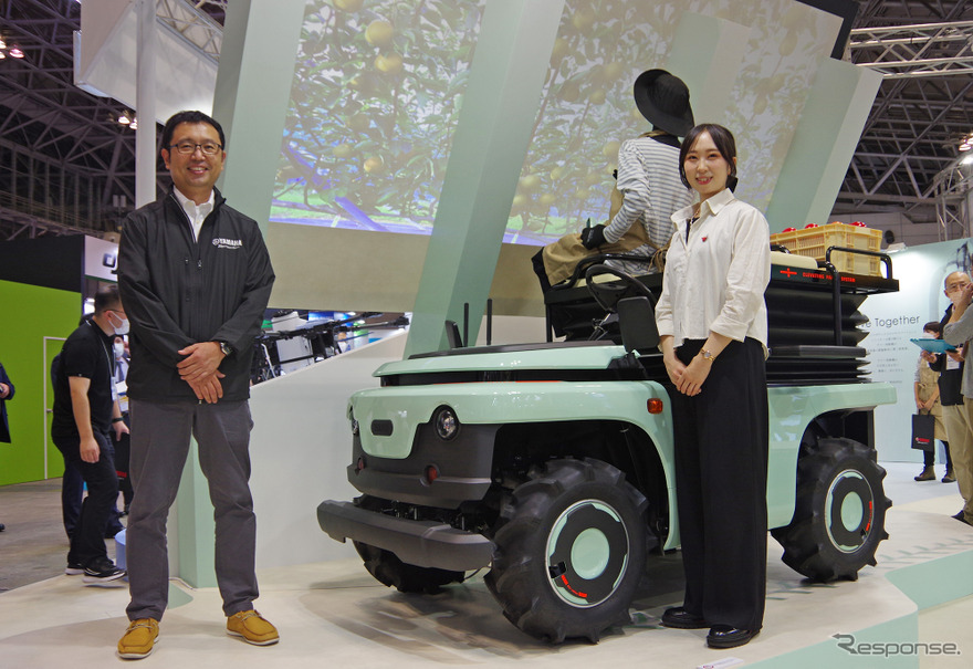 「Auto Guided Orchard Support vehicle」（果樹園作業支援自動走行車）を開発したヤマハ発動機の本田士郎さんと、デザイナーの武石真里さん