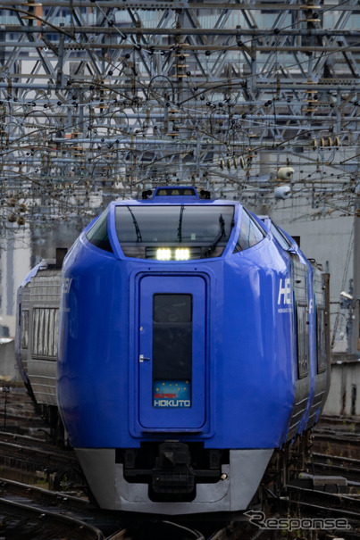 キハ281-901を先頭に札幌駅8番線ホームに進入する9097D『スーパー北斗』。スカートは当初のグレーのものに復刻されていた。