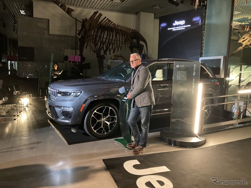 ヘグストロム社長とジープ・グランドチェロキー