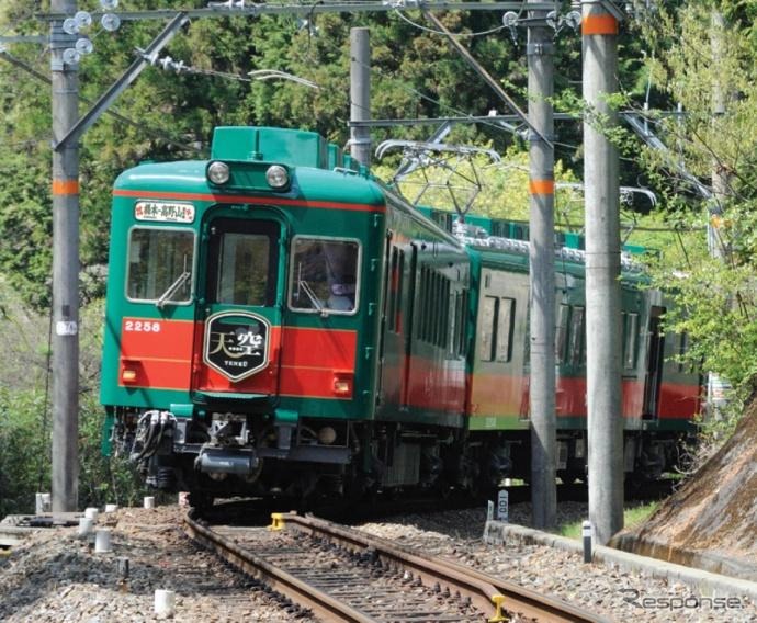 運賃値上げを視野に設備投資を進める南海では、2025年度を目標に約23億円を投じて新たな観光用特急車両の投入を計画。写真は高野線の観光列車『天空』。
