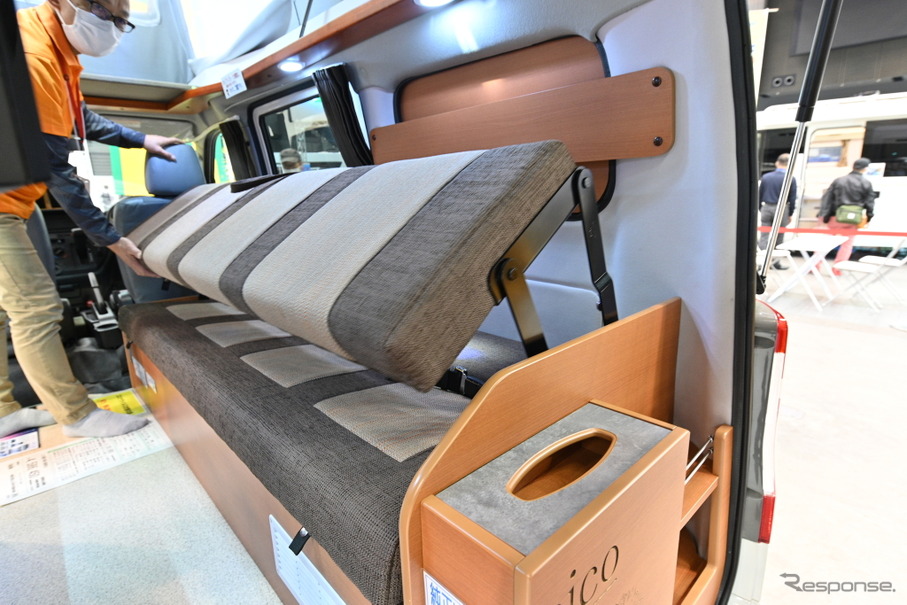 キャンピングカー広島「ピコ」のベッド展開は１スイング